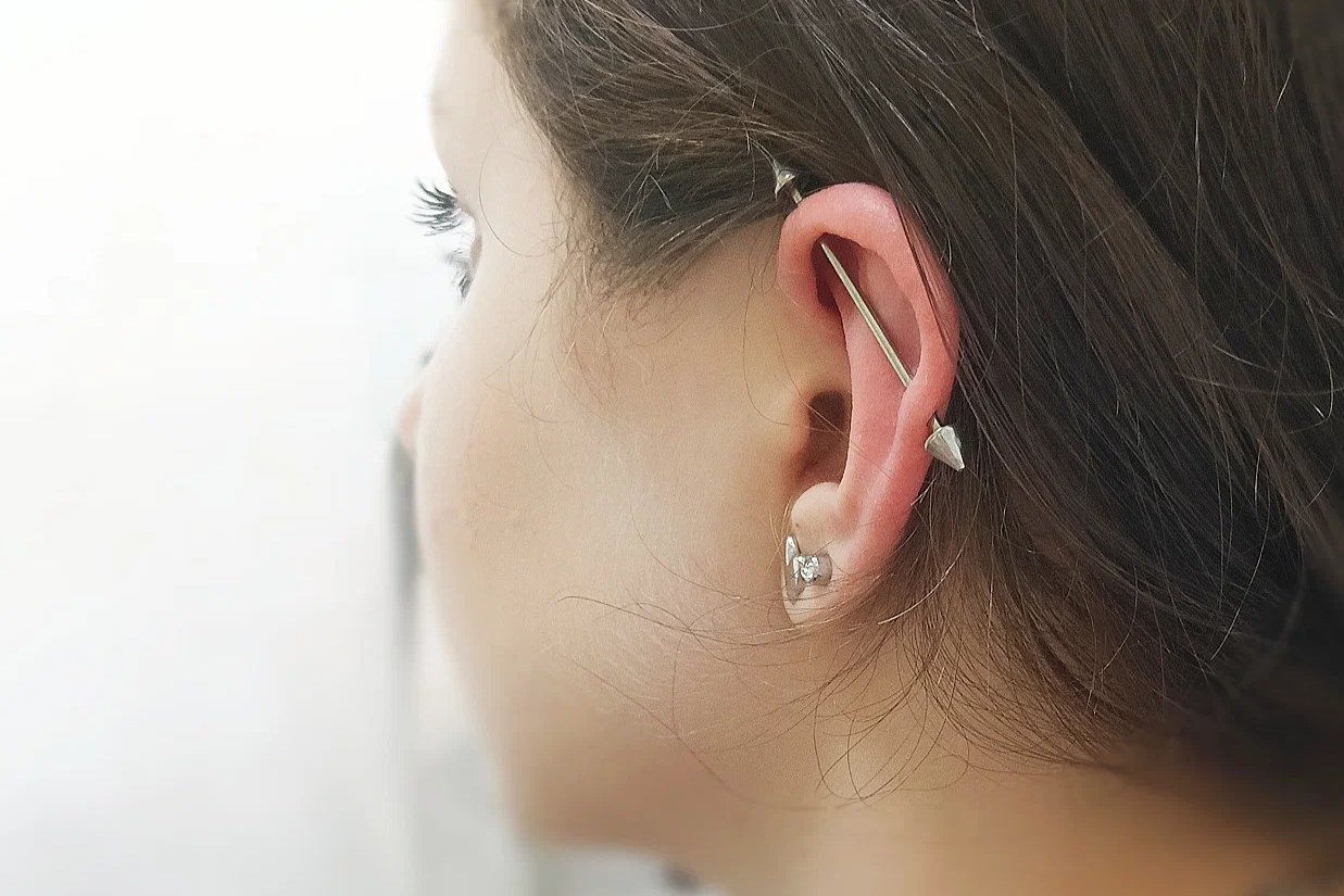 Srebrny piercing industrial na uchu