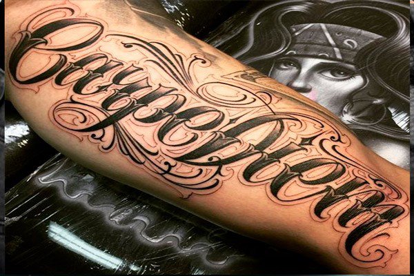 Wybór tekstu do tatuażu w stylu lettering