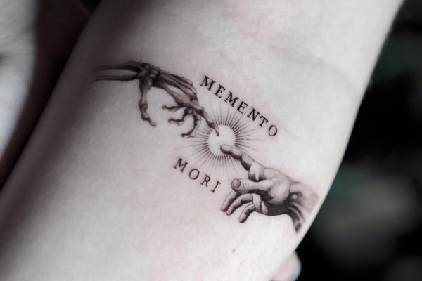 Memento Mori na przedramieniu