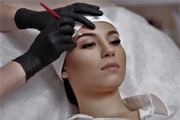 Różnica między makijażem permanentnym a tatuażem brwi