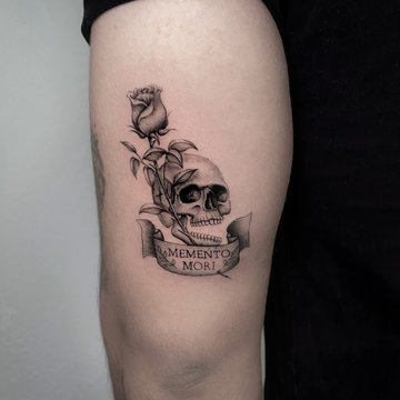 Tatuaż Memento Mori z kwiatem