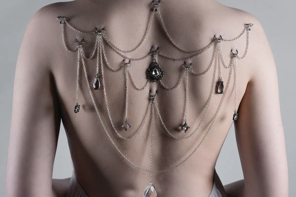 Dwa microdermale na dolnej części pleców