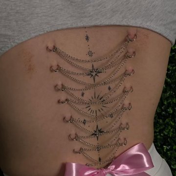 Gorsetowy piercing pleców z łańcuszkami i kokardą