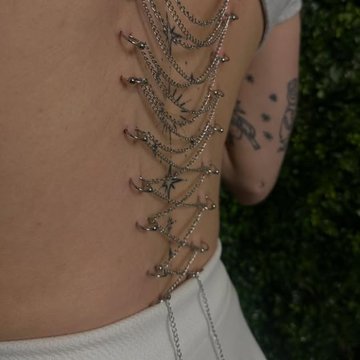 Piercing gorsetowy na plecach z łańcuszkami