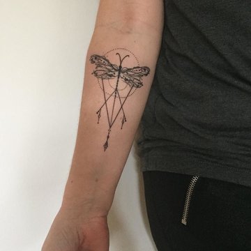 tatuaż ważki na nadgarstku