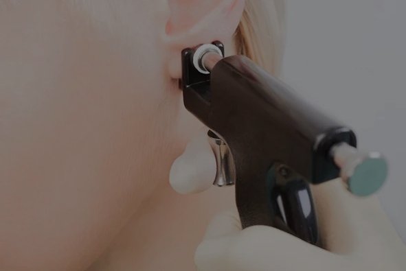 Piercing - pistolet czy igła?