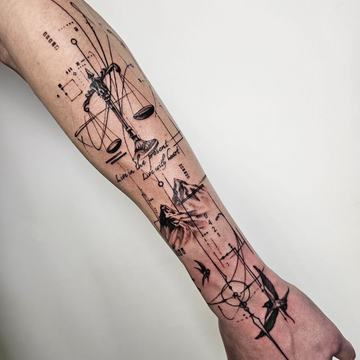 Tatuaż liniowy na przedramieniu: geometria, waga, ptaki