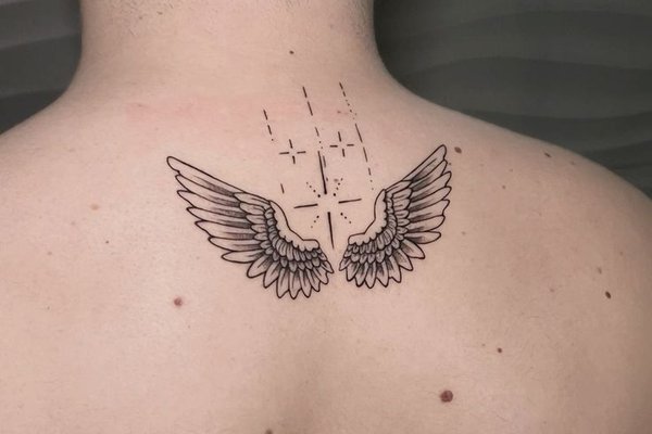 mały męski tatuaż skrzydeł i krzyża na górnej części pleców