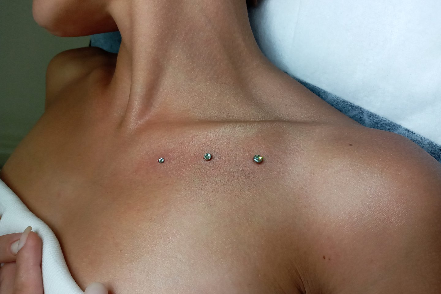 Płaskie piercingi