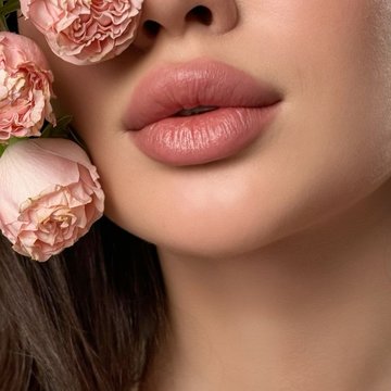 Subtelne odcienie nude w makijażu permanentnym ust