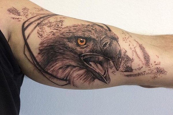 Tatuaż orzeł na bicepsie mężczyzny