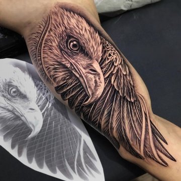 Tatuaż orzeł na bicepsie mężczyzny