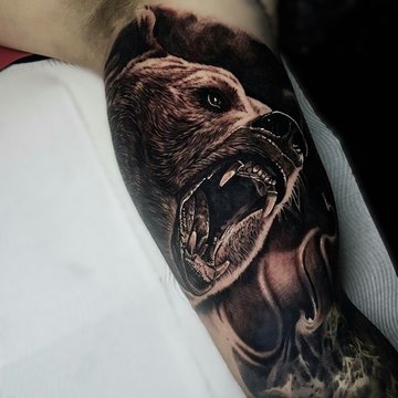 Tatuaż orzeł na bicepsie mężczyzny