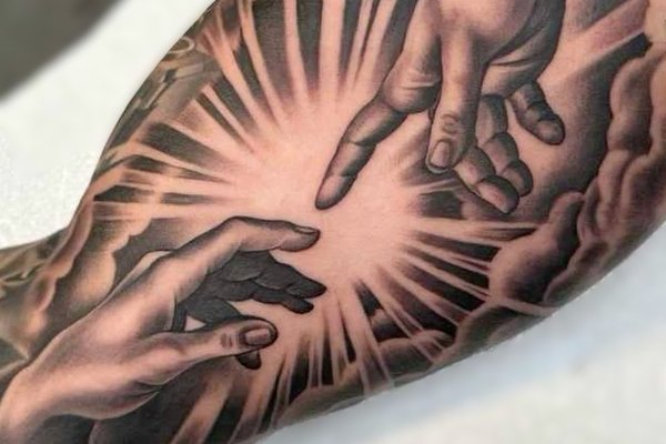 Tatuaż tygrys na bicepsie mężczyzny