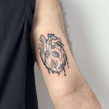 Tatuaż fala w stylu fine line na bicepsie mężczyzny