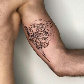 Tatuaż fala w stylu fine line na bicepsie mężczyzny
