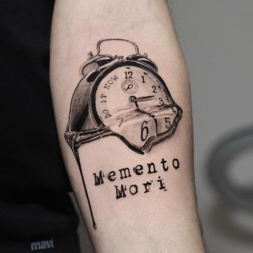 Tatuaż Memento Mori z zegarem
