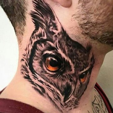 męski mały tatuaż sowy na szyi