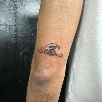 mały męski tatuaż fali na ramieniu