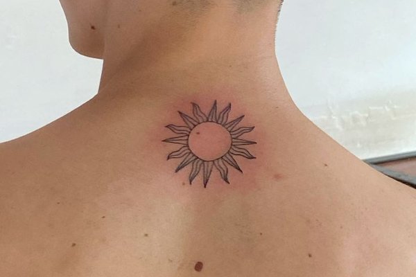 mały męski tatuaż słońca na plecach