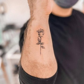 mały męski tatuaż róży na nadgarstku