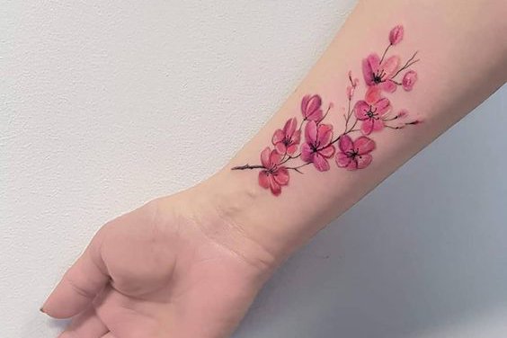 Tatuaż kwiat wiśni (sakura)