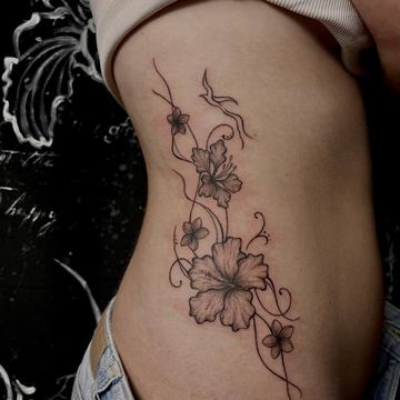 Kwiatowy tatuaż na żebrach, część wizerunku