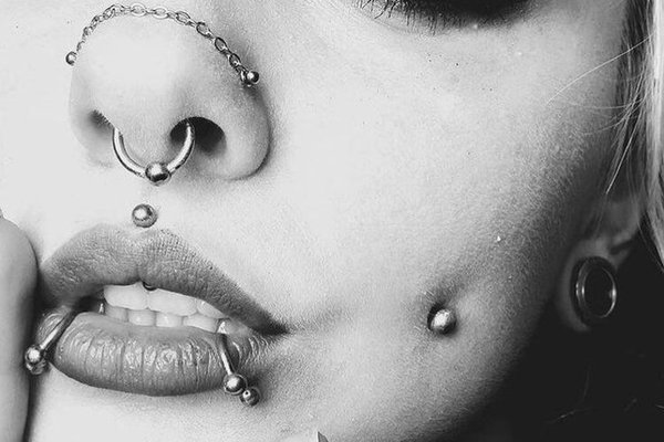 Piercing policzków