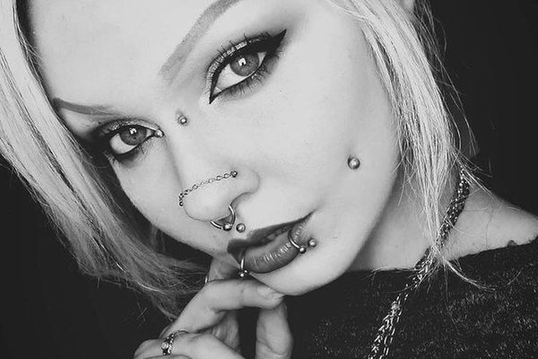 Piercing policzków
