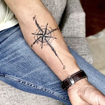 Tatuaz kompas na rece