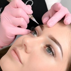 Różnica między makijażem permanentnym a tatuażem brwi