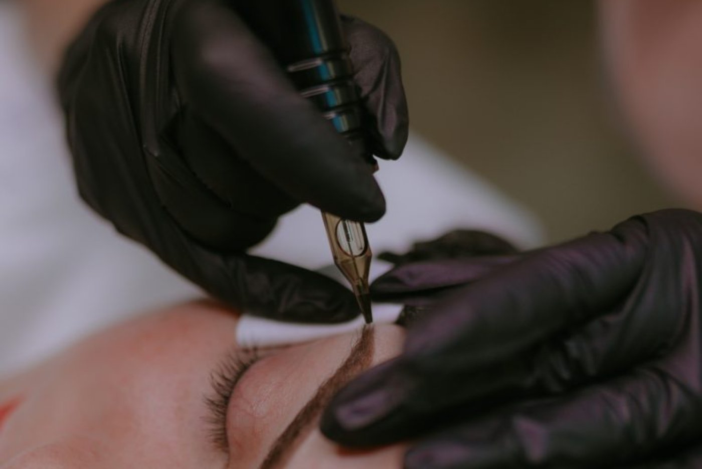 Różnica między makijażem permanentnym a tatuażem brwi