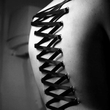 Piercing na plecach