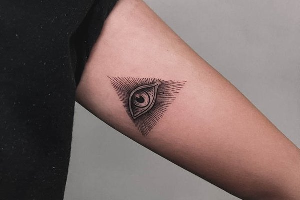 tatuaż oko opatrzności znaczenie wzór