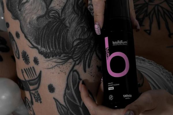 Świeży tatuaż myty pianką – początek gojenia