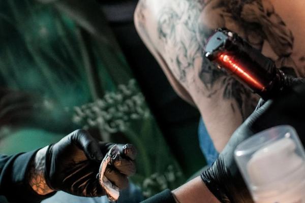 Wykonywanie tatuażu na plecach – początek gojenia