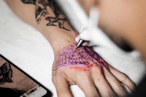 Wykonywanie tatuażu na dłoni – początek gojenia