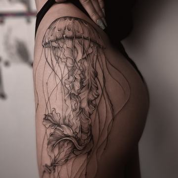 Świeży tatuaż meduzy na udzie – początek gojenia