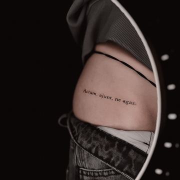 Świeży tatuaż z napisem na boku – początek gojenia