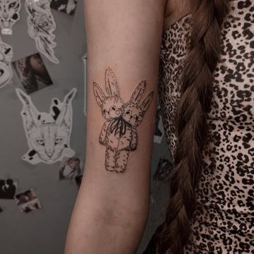 Świeży tatuaż królików na ramieniu – początek gojenia