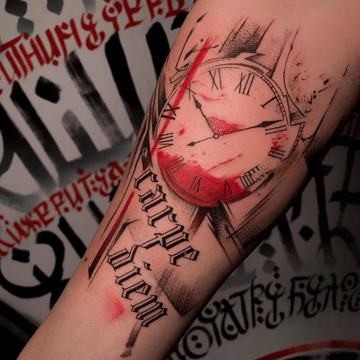 Tatuaż na przedramieniu: zegar i napis carpe diem
