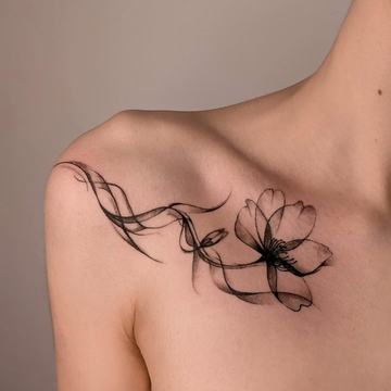 Kontrastowy tatuaż kwiatu przy obojczyku