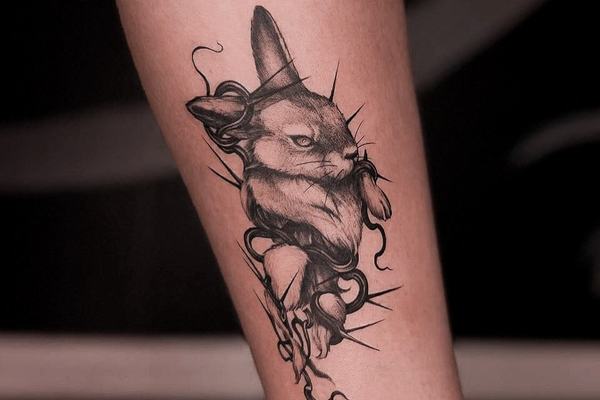 Przykład czytelnego tatuażu na łydce — królik