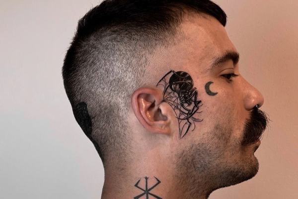 Tatuaż przy uchu: półksiężyc i linie