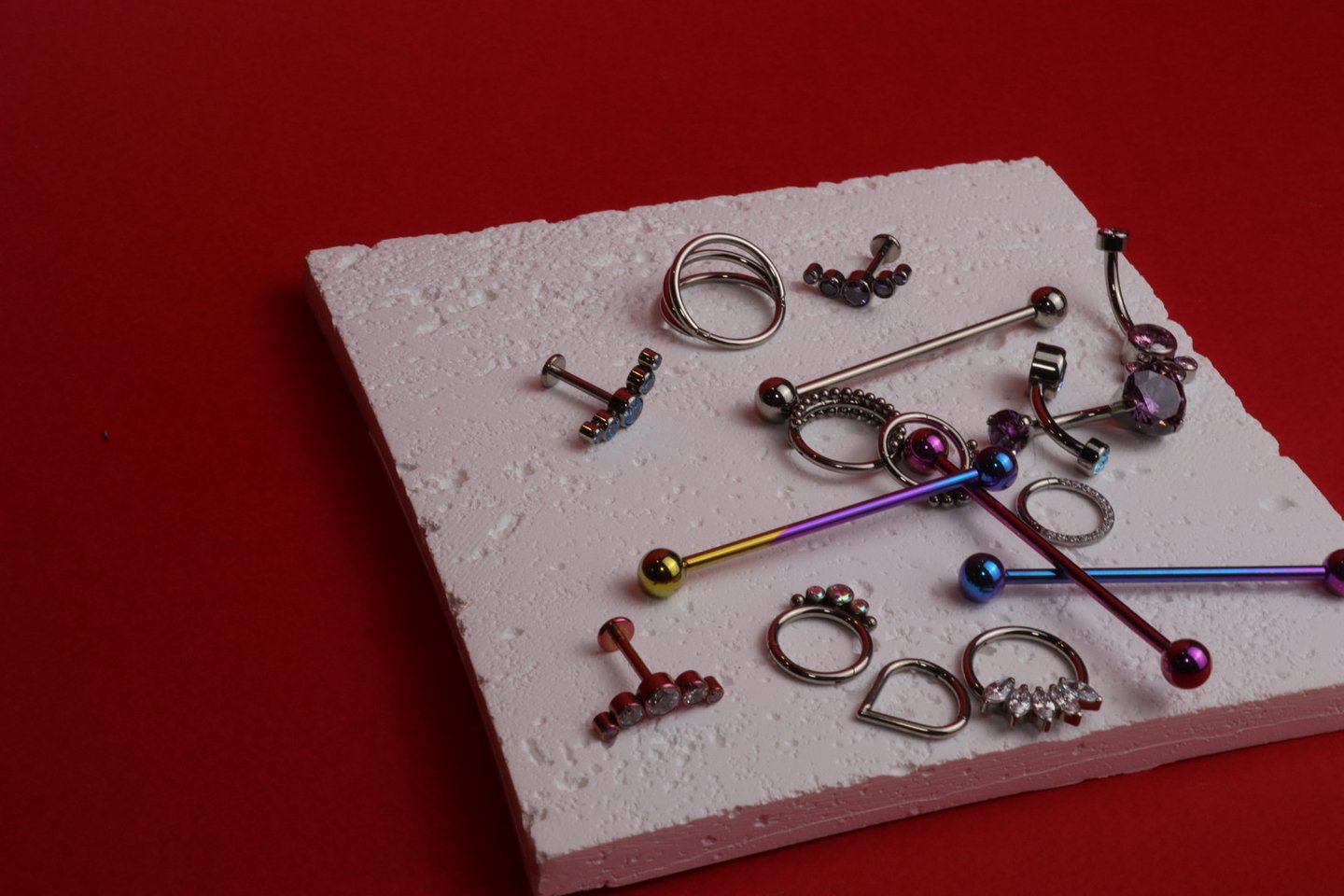 Anodowanie biżuterii do piercingu