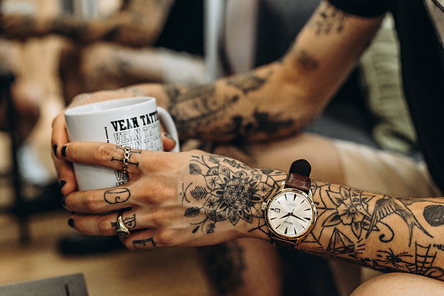 Tatuaże na przedramieniu, kubek VEAN TATTOO