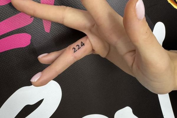 Mały tatuaż 224 na palcu – przykład do korekty