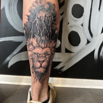 Tatuaż lwa na łydce – przykład skutecznej korekty