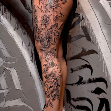 Kwiatowy tatuaż na nodze