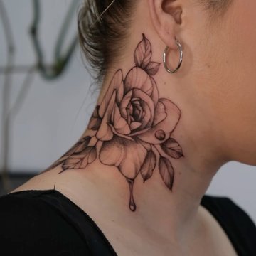 Tatuaże na szyi u kobiet